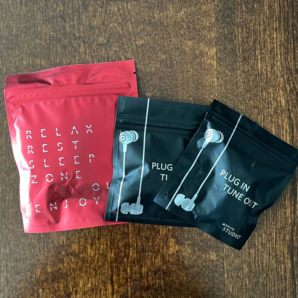 Unopened Delta airlines sleep set & 2 plug in tune out